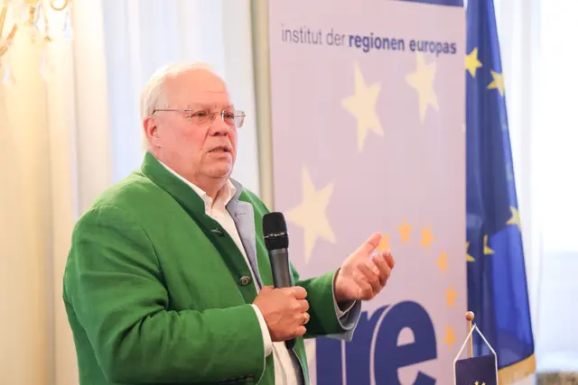 ORF-Ukraine-Korrespondent Christian Wehrschütz und sein Team sind am Samstag in der Ostukraine knapp einem Drohnenangriff entkommen, bei dem ihr Fahrzeug schwer beschädigt wurde.
 | Foto: Franz Neumayr