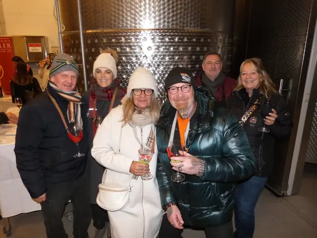 Warm eingepackt machten sich die Weinliebhaber auf die Reise durch Lutzmannsburg.  | Foto: Vanessa Wittmann