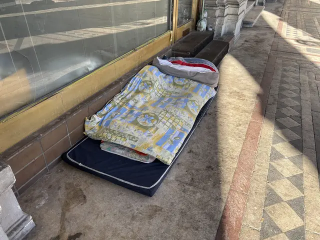 Am Gehsteig vor dem Veranstaltungsort der Präsentation des VWWH-Situationsberichts hat ein wohnungsloser Mensch übernachtet - ein immer häufigerer Anblick in ganz Wien. | Foto: Mathias Kautzky/MeinBezirk