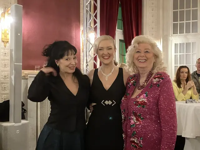 Drei Sängerinnen, die schon die Rolle der "Lustigen Witwe" sangen. Birgit Sarata (r.), Nina Bezu (Mitte) und Ursula Pfitzner (l.) | Foto: Stockmann