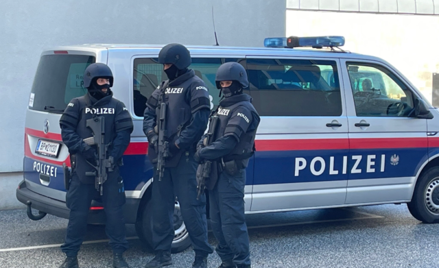 Ermittler besprechen weitere Schritte am Einsatzort. | Foto: meinbezirk.at 