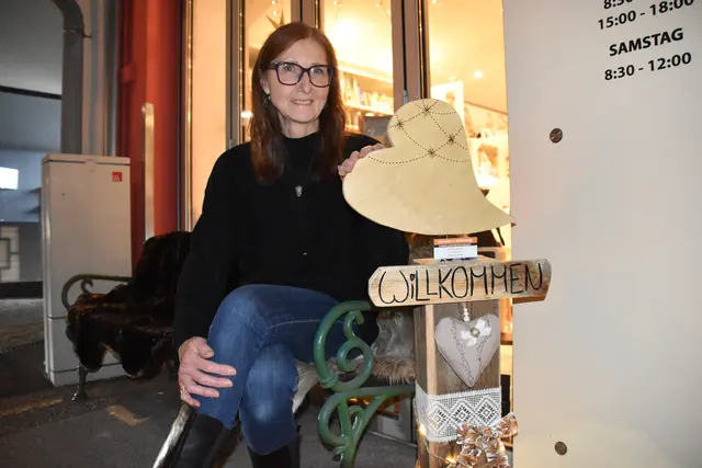 Marion Witting mit der Deko, gestaltet von Stefanie Nocker.