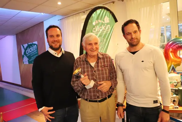 GR Martin Wusche (li) und GR Emanuel Macher (re) ehrten Walter Kollmann als ältesten Teilnehmer beim Generationenkegeln. | Foto: Edith Ertl