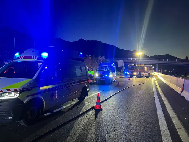 Die Verletzten wurden mit dem Rettungswagen ins UKH Kalwang gebracht | Foto: FF-Mautern/Stefan Riemelmoser