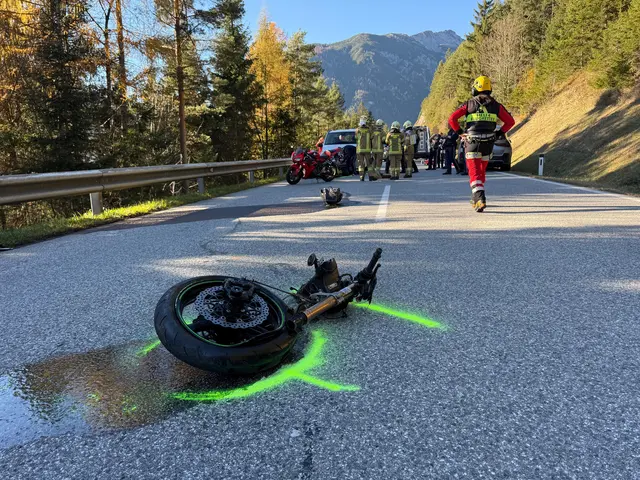 Nach der seitlichen Kollision wurde der Motorradfahrer von der Fahrbahn geschleudert und gegen ein Verkehrsschild gedrückt. Er musste mit Verletzungen unbestimmten Grades in die Klinik Innsbruck geflogen werden. | Foto: Zoom.Tirol