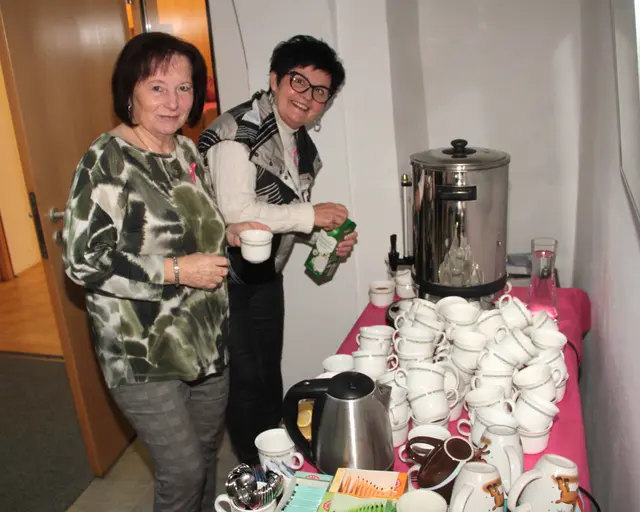 Gitta Kuh und Anna Trattner aus Drumling sind treue Unterstützerinnen beim "Pink-Ribbon-Frühstück" in Schlaining. | Foto: Peter Seper