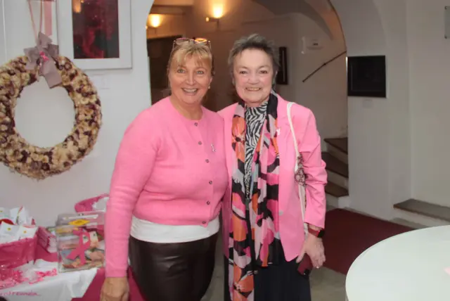 Organisatorin Christa Glösl begrüßte Bernsteins Bürgermeisterin Renate Habetler beim Pink Ribbon Frühstück. | Foto: Peter Seper