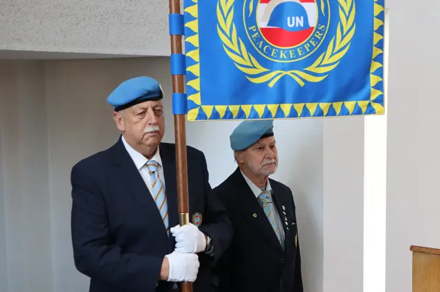 Die Austrian Peacekeeper mit ihrer Flagge