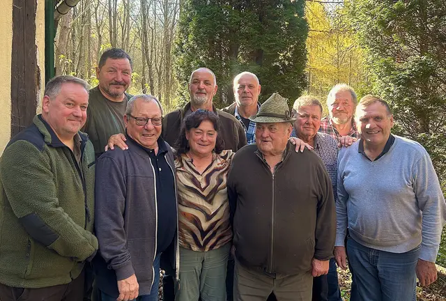 Schützenmeister Sigi Kubanik, Oberschützenmeister Josef Kohzina, Jagdfreunde Franz Weidinger und Bernadette Huber, Jagdleiter Gerhard Doppelhofer, Josef Gabmayer, Jubilar Helmut Hager sen. und Sohn Helmut Hager jun., Freunde Ernst Paltram und Stadtrat a.D. Martin Scheiner. | Foto: Schützenverein-Mistelbach 