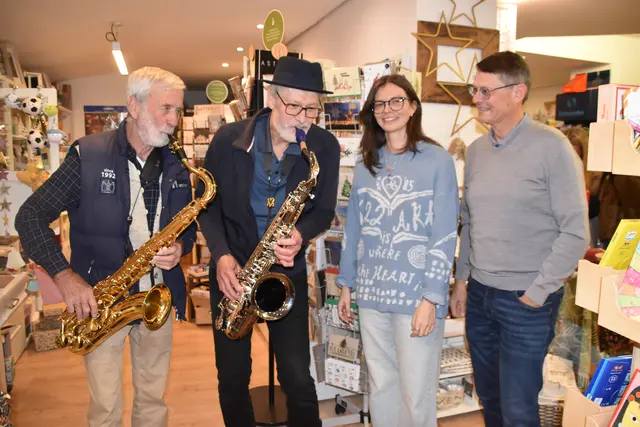 Im Liener's sorgten "Saxoldies" Luis &amp; Gerhard für Musikbegleitung beim Shoppen, das freute Verkäuferin Johanna Witting und Bgm. Thomas Öfner.