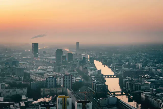 Die Bundeshauptstadt kann beim Klimaschutz einen deutlichen Erfolg verbuchen: Laut der aktuellen Nahzeitprognose ("Nowcast") des Umweltbundesamts sind die Treibhausgasemissionen in Wien im Jahr 2024 um 5,8 Prozent im Vergleich zum Vorjahr gesunken – und damit mehr als doppelt so stark wie im österreichweiten Durchschnitt von 2,6 Prozent. | Foto: Silvio Pelegrin/Pexels