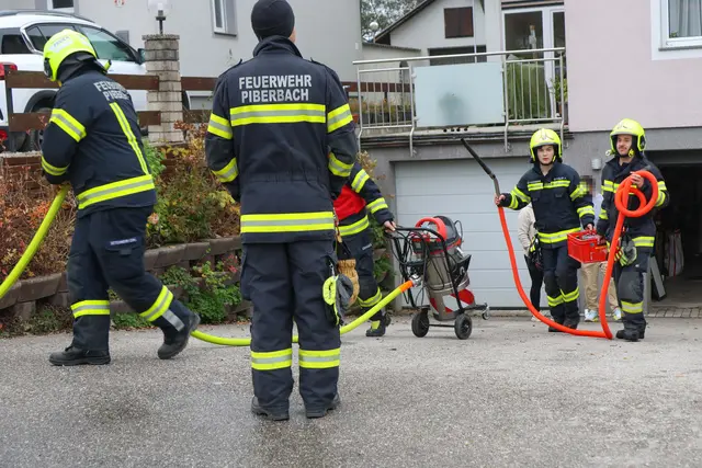 In Piberbach löste ein Heizungsdefekt am Wohnhaus einen Feuerwehreinsatz aus – zum Glück ohne Brand und ohne Verletzte. | Foto: laumat/Matthias Lauber