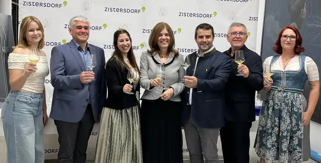 Anja Wiedermann, Bürgermeister Elmar Schöberl, Veltlinerland-Vize-Weinkönigin Carina Gaß, Nationalratsabgeordnete Angela Baumgartner, Vizebürgermeister Martin Bauer, Kulturstadtrat Johann Scherner und Julia Schweighofer bei der Weindegustation.  | Foto: Mag. Wilma Langer-Bruckner BEd.