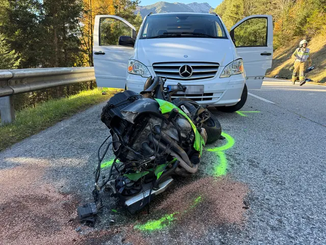 Die Achenseestraße (B181) war nach dem Unfall mehrere Stunden beeinträchtigt. Am Motorrad entstand Totalschaden, der Pkw-Lenker blieb unverletzt. | Foto: Zoom.Tirol