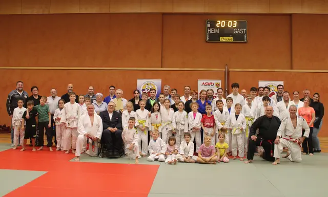 In der Neuen Mittelschule trafen sich Mitglieder und Freunde des Jiu Jitsu Vereins, um das 45 jährige Bestehen zu feiern. 