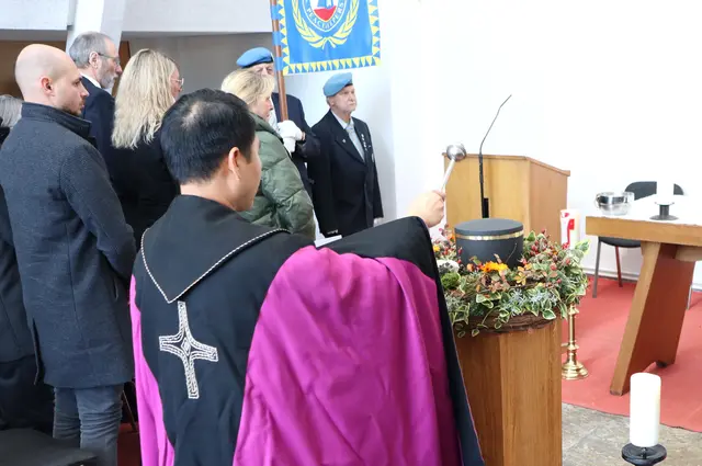Vikar Anton Nguyen segnete die Urne ein