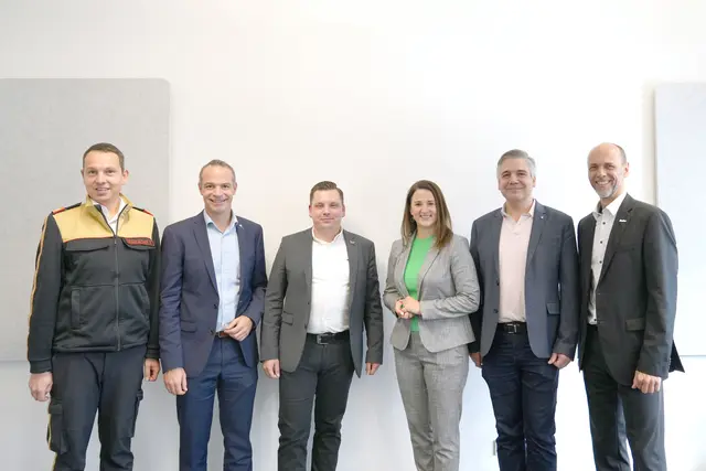 v.li.: Rene Staudacher (Landes-Feuerwehrinspektor), Michael Zentner (Landesdirektor Tirol, UNIQA Österreich), Johannes Pleifer (Geschäftsführer Tiroler Landesstelle für Brandverhütung), Sicherheitslandesrätin Astrid Mair, Gernot Reister (Abt. Einsatzorganisationen) und Franz Mair (Vorstandsvorsitzender der Tiroler Landeskommission für Brandverhütung) | Foto: Land Tirol/Dominik