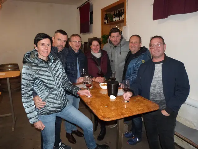 Ob in den Weinkellern oder draußen, die Gäste genossen die stimmungsvolle Atmosphäre sichtlich.  | Foto: Vanessa Wittmann