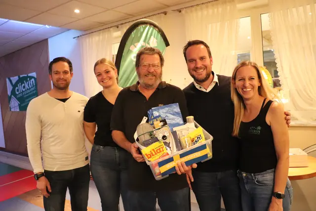 Emanuel Macher (li) und Martin Wusche gratulieren mit Fanny Puchtler und Viktoria Heher dem Sieger der Erwachsenenwertung Walter Grup, | Foto: Edith Ertl