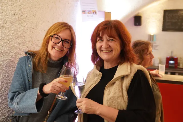 Anita Hödl stieß mit Petra Kirchsteiger an.