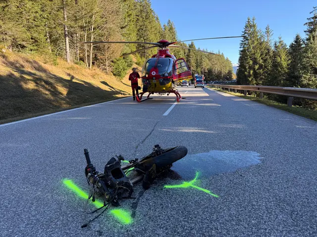 Einsatzkräfte von Polizei, Rettung und Notarzthubschrauber Heli 4 standen am Freitagnachmittag in Eben am Achensee im Großeinsatz. Die B181 war zeitweise nur einspurig befahrbar. | Foto: Zoom.Tirol