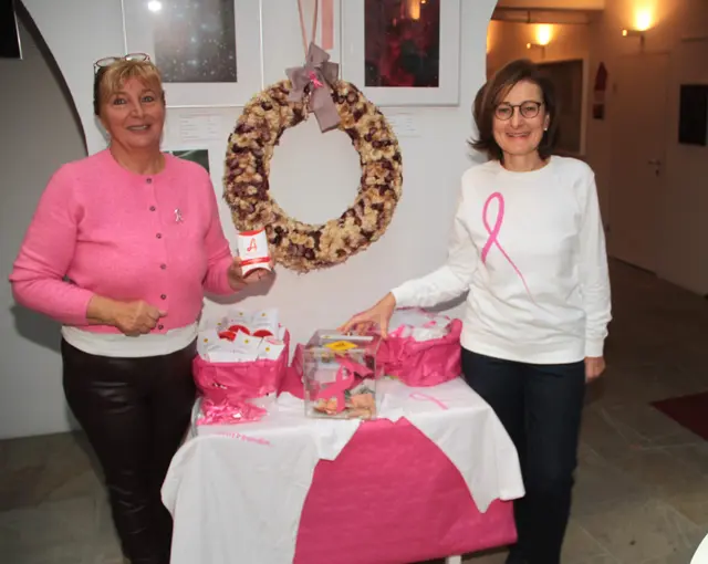Christa Glösl sammelte mit ihrem Team für die Krebshilfe Burgenland im Rahmen eines "Pink-Ribbon Frühstücks" in Stadtschlaining - Krebshilfe-GF Andrea Konrath bedankte sich für die Unterstützung. | Foto: Peter Seper