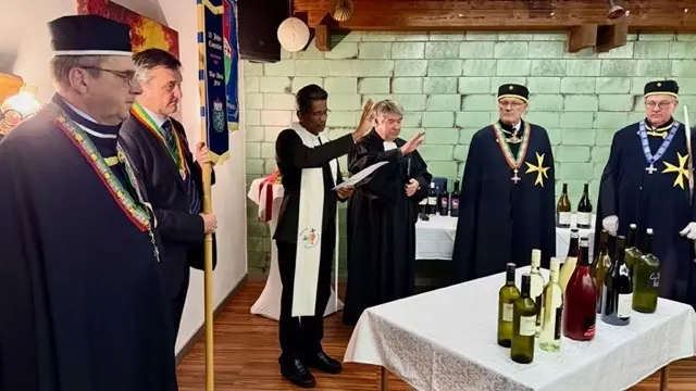 Dechant Sebastian Edakarottu und Senior Carsten Marx bei der Weinsegnung | Foto: Legat Weinidylle Südburgenland/Walter Fasching