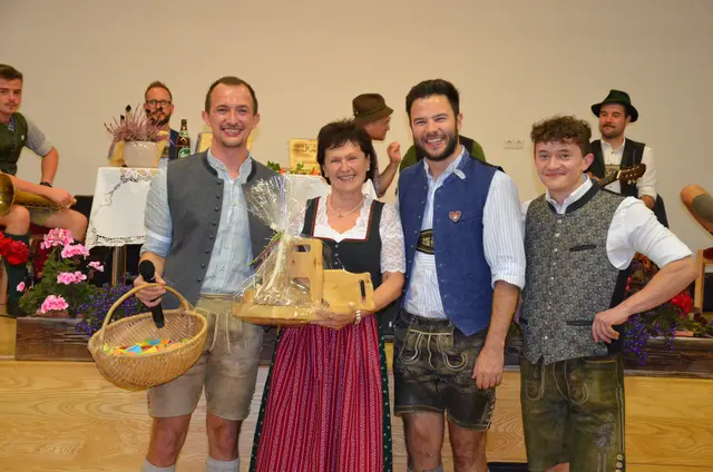 Die beiden Organisatoren Maxi Leitinger (li.)und Dominik Meißnitzer mit der Tombola-Hauptpreis-Gewinnerin Evi Seidl, und Thomas Leitinger (v.li.). | Foto: Maria Astner-Meißnitzer