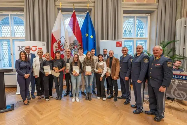 LR Astrid Mair, LH Anton Mattle, Silvia Lieb, Gabriela und Mirjam Leitner, Charly Weinold, Desiree Bauernfeind, Noah Schatzmann, Jamie Chancellor, Markus Stieg, Cebrail Demirel, Ipek Demirel, Reinhard Bartsch, LPD Helmut Tomac, Leiter der SVA Gert Hofmann und der stv. SPKdt Obst Wolfgang Ostheimer | Foto: LPD Tirol