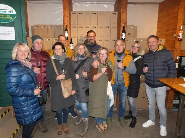 Weingenuss mit persönlicher Note: Besucherinnen und Besucher verkosten edle Lutzmannsburger Weine und kommen mit den Winzerfamilien ins Gespräch. | Foto: Vanessa Wittmann