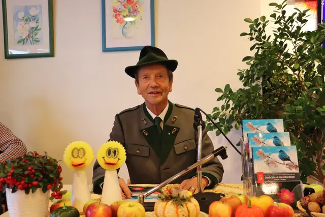 Peter Rinner erzählte die Geschichte, als er als Sechsjähriger mitging auf einer Wallfahrt von Semriach nach Maria Straßengel. 3 1/2 Stunden dauerte der Fußmarsch - mit nachgetragenen Schuhen, die ihm nicht passten. "Ich habe dort alle Sünden abgebüßt, obwohl ich noch gar keine hatte".  | Foto: Edith Ertl