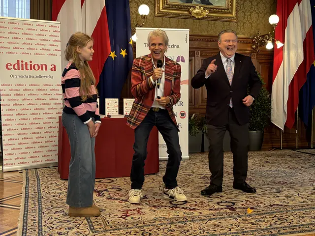 Wenn Thomas Brezina (M.) sein neues Buch präsentiert, bleibt kein Auge trocken - das finden auch Bürgermeister Michael Ludwig (SPÖ) und Schülerin Mona. | Foto: Mathias Kautzky/MeinBezirk