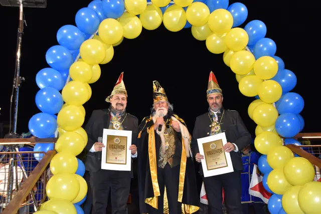 Vizekanlzer Wolfgang Heide (l.) und Kanzler Maritn Taxer (r.) bekamen einem Orden von Bruno Arendt verliehen. | Foto: MeinBezirk.at/Michaela Erlacher