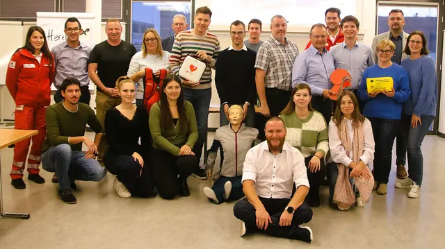 Raiffeisen-Team beim Auffrischungskurs - mit Rot-Kreuz-Referenten.