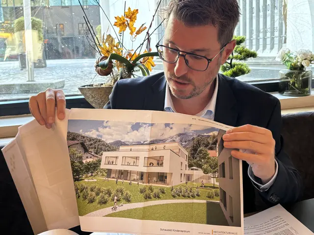 Bgm. Christian Härting präsentiert die Pläne für die neuen Kinderbetreuungseinrichtungen (Kinderkrippe und Kindergarten) in der Südtiroler Siedlung.