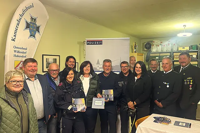  Lisi Nekam aus Staatz, gf. GR Horst Obermayer, Erich Oberauer aus Mistelbach, Cops Petra Batoha und Beate Kalbacher, Christine Kohzina, Cops Dieter Rath und Wolfgang Netzl, Herbert Ofenauer aus Mistelbach, GR Martina Herrmann, Horst Höfner, GR Manfred Herrmann, ÖKB-Obmann Josef Kohzina. | Foto: ÖKB