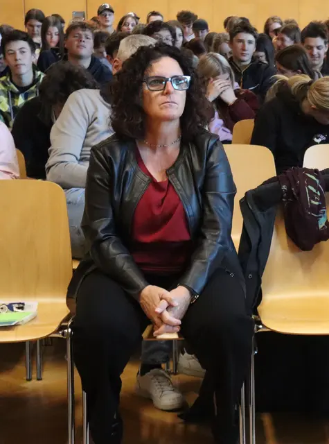 Die Direktorin der HAK Imst Mag. a Jeannette Hausberger mit Schülerinnen im Hintergrund, die sich aktiv bei der Diskussion mit Fragen einbrachten. | Foto: Tatschl