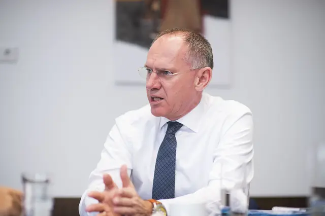 Innenminister Karner wies die Vorwürfe Ungarns, Fans eines ungarischen Fußballclubs aus Sicherheitsgründen am Grenzübertritt zu stoppen, zurück. | Foto: Daniela Matejschek