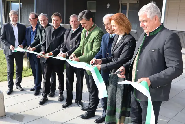 Viele Händen griffen beim Durchschneiden des Bandes zu | Foto: Gerhard Langmann