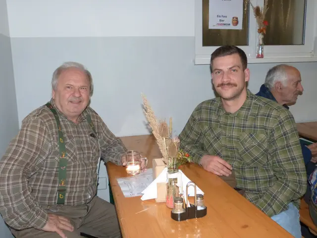 Genuss und Geselligkeit im Feuerwehrhaus: Zahlreiche Gäste ließen sich beim traditionellen Feuerwehrheurigen in Bubendorf Wildgulasch, Surbraten und Schnitzel schmecken. | Foto: Vanessa Wittmann