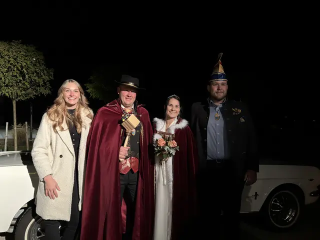 Das Prinzenpaar Jasmin und Peter aus dem Vorjahr übergeben das Amt an Michaela und Hannes (m.). | Foto: MeinBezirk.at/Michaela Erlacher