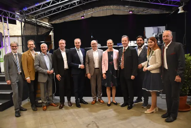 Zahlreiche Ehrengäste waren bei der Eröffnung dabei: Messeveranstalter Markus Tuider, Landtagsabgeordneter Wolfgang Spitzmüller, Vizebürgermeister Michael Leitgeb, Landtagsabgeordneter Christian Drobits, Landesrat Leonhard Schneemann, Bürgermeister Georg Rosner, Landeshauptmann-Stellvertreterin Anja Haider-Wallner, Landwirtschaftskammer-Präsident Nikolaus Berlakovich, Landtagsabgeordneter Hans Unger, Landtagsabgeordnete Carina Laschober-Luif, Landwirtschaftskammer-Vizepräsident Werner Falb-Meixner | Foto: Michael Strini