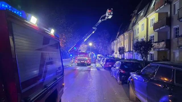Einsatzkräfte der Feuerwehr Tulln standen über Stunden im Einsatz, um den Brand in der schwer zugänglichen Dehnfuge zu löschen. | Foto: Doku-NÖ