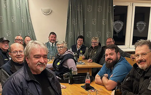 Instruktoren und Mitglieder – Erwin Bichler, Franz Jahn, Rudi Hutterer, Walter Ofenauer, Rudi Freisinger, Oberschützenmeister Josef Kohzina, Alex Hutterer, Gabi Ullmann, Lisi Nekam, Herbert Ullmann, Jürgen Hauer, Martin Pichler. | Foto: Schützenverein-Mistelbach 