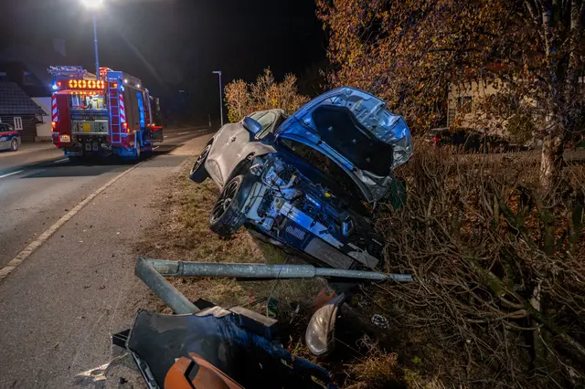 Nach einem Ausweichmanöver aufgrund eines Wildtiers kam der Pkw in Hinterstoder auf einer Hecke und Mauer zum Stillstand – der Fahrer blieb unverletzt. | Foto: TEAM FOTOKERSCHI
