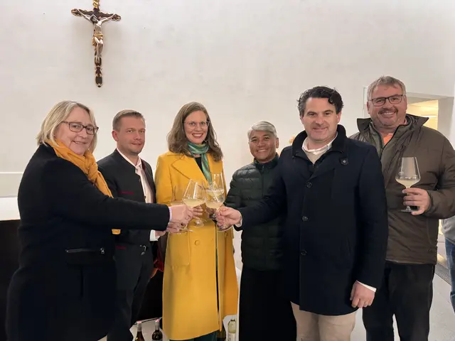 Im Podersdorfer Messraum wurde der Jungwein gesegnet, mit dabei ÖVP-Bürgermeisterin Michaela Wohlfahrt, Obmann der Podersdorfer Seewinzer Andreas Glück, Landeshauptmann-Stv. Anja Haider-Wallner, Dominikaner-Pater Gabriel und ÖVP-Landesobmann Christoph Zarits, Winzer Johannes Strudler | Foto: Andrea Glatzer