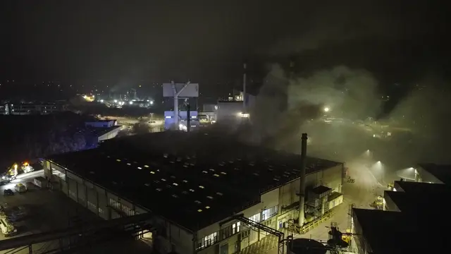 Feuer in einer Halle eines Abfallverwertungsunternehmens in Wels-Schafwiesen – drei Feuerwehren kämpften gegen die Flammen. | Foto: laumat/Matthias Lauber