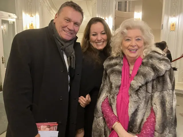 Michael Lakner in prominenter Damenbegleitung | Foto: Stockmann