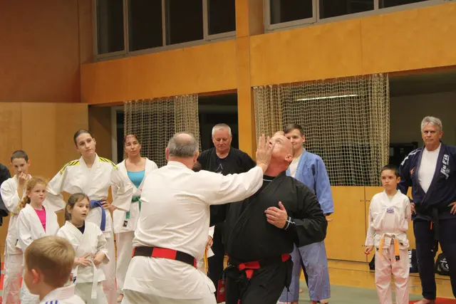 Gerhard und Walter Weiss zeigten den vielen begeisterten Besucherinnen und Besucher des Trainings die Übungen vor. 