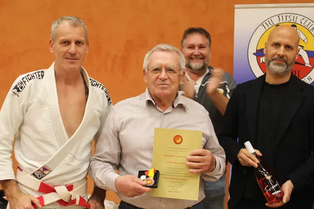 Georg Pfeffer (Mitte) wurde für sein jahrzehntelanges Engagement für den Jiu Jitsu Sport mit dem goldenen Ehrenzeichen versehen. 